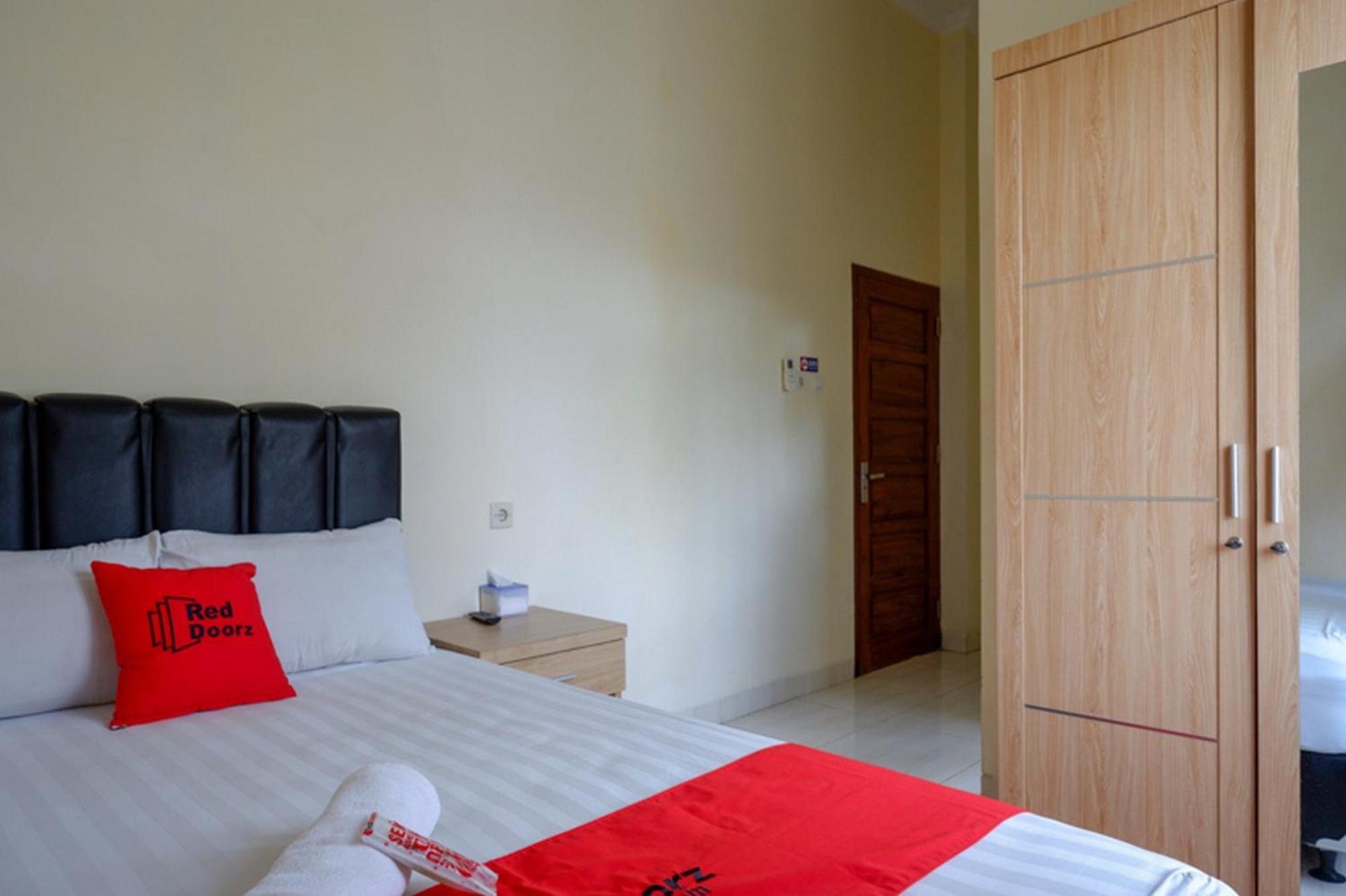 Reddoorz Syariah Near Purwosari Train Station Hotel Solo Buitenkant foto