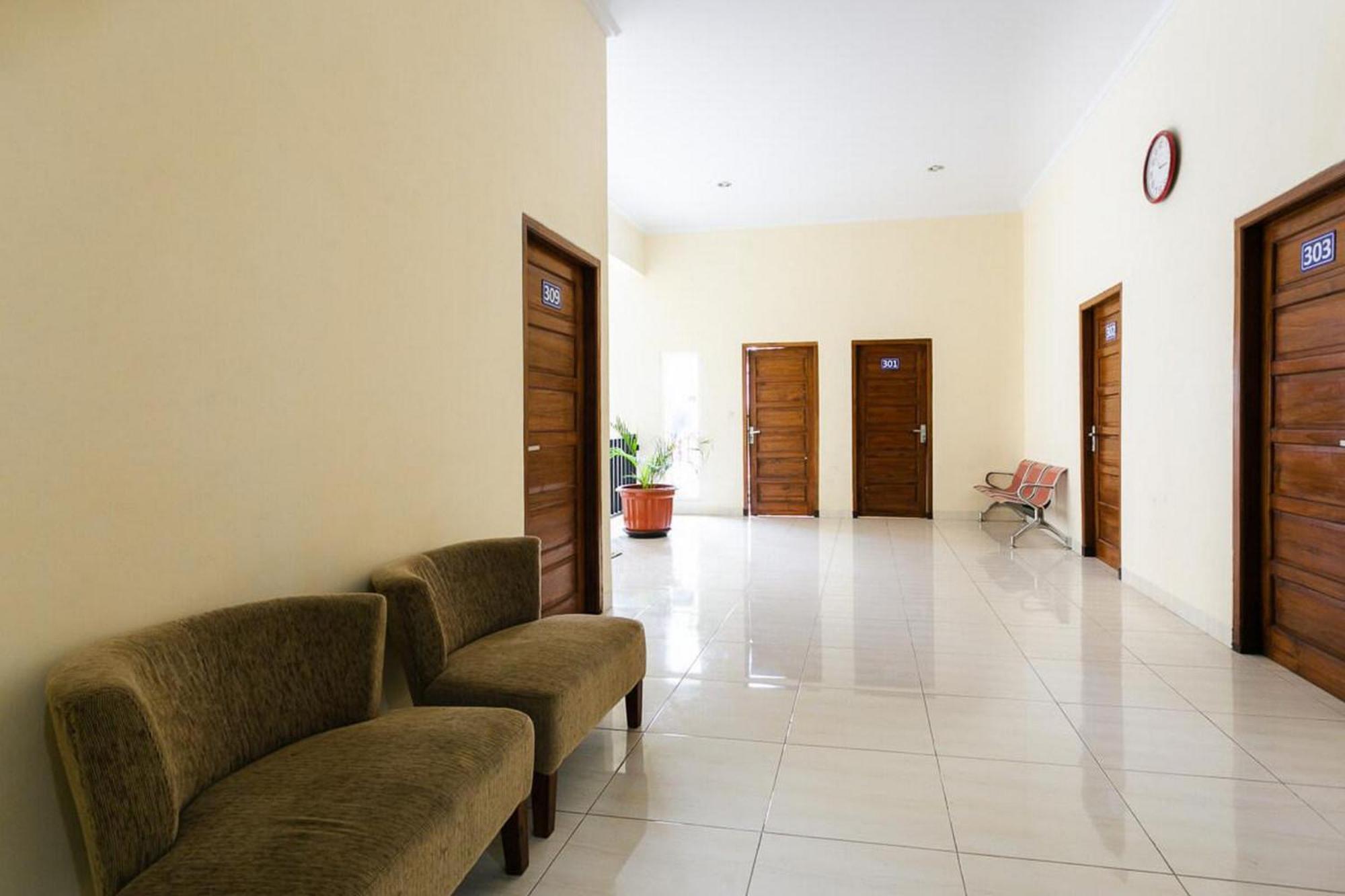 Reddoorz Syariah Near Purwosari Train Station Hotel Solo Buitenkant foto